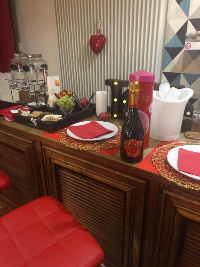 Liefdeshotel Spabyelleetlui Rouge Ou Bleu *