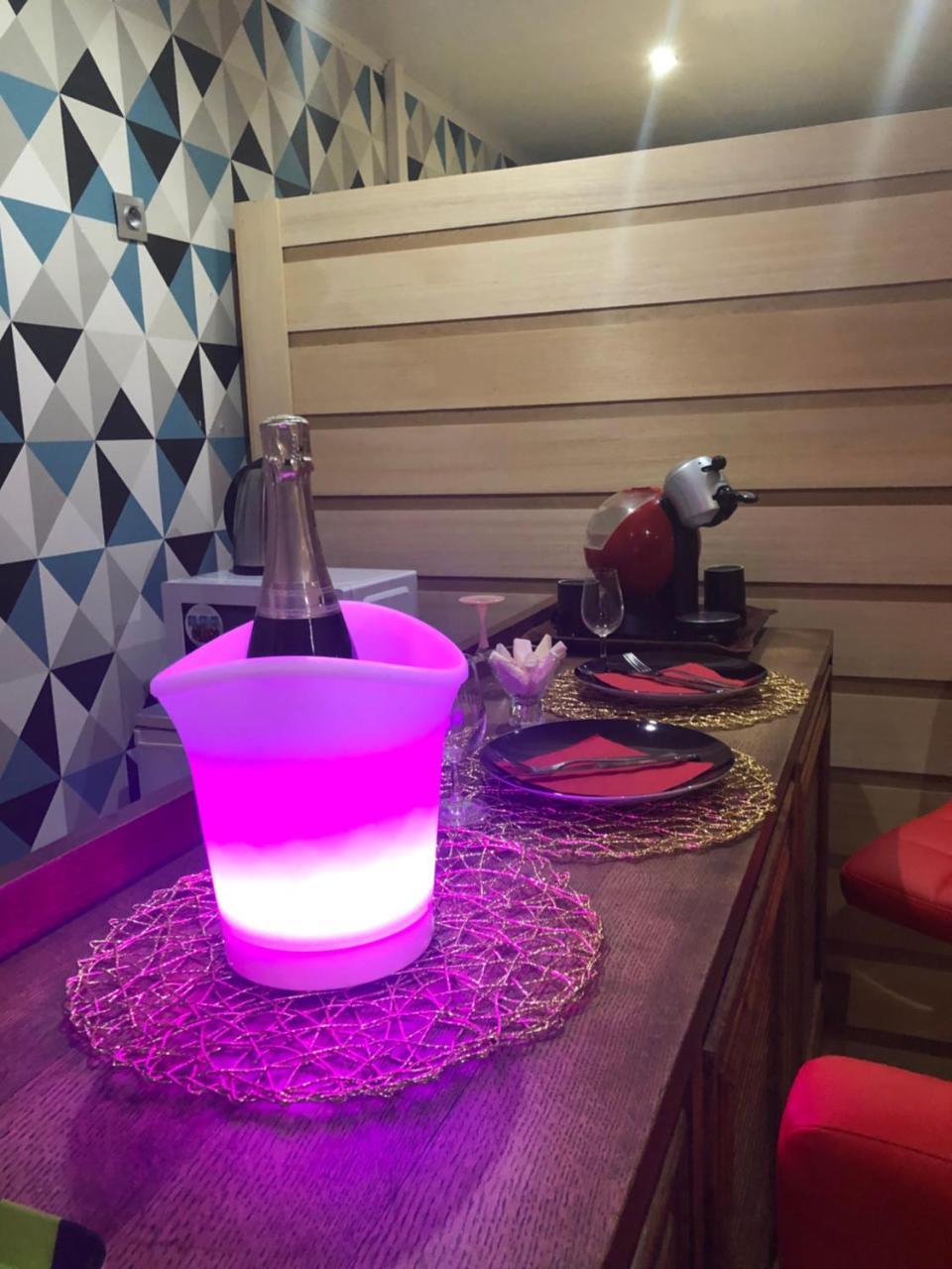 Spabyelleetlui Rouge Ou Bleu Love hotel Mouscron