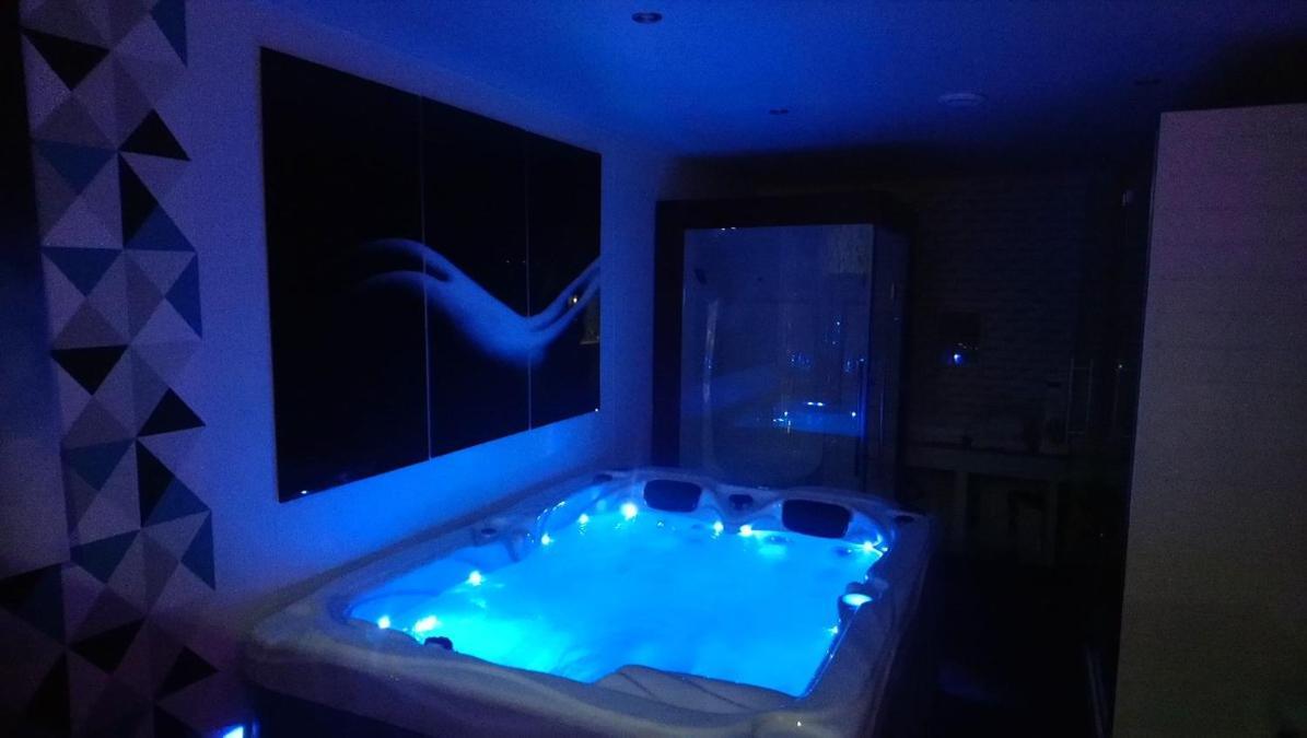 Love hotel Spabyelleetlui Rouge Ou Bleu